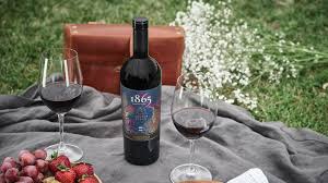 1865 Master Blend 2021 in picnic lifestyle shot