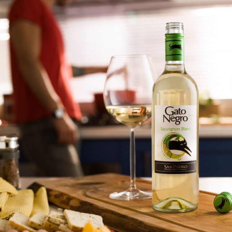 Kitchen background and Gato Negro White Wine Sauvignon Blanc
