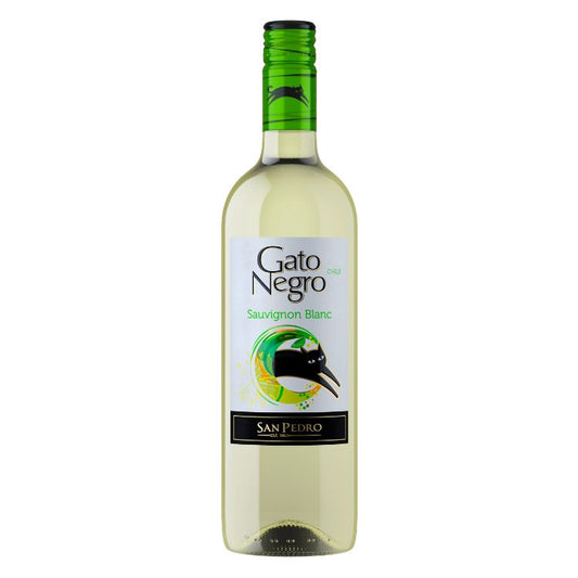 Bottle of Gato Negro White Wine Sauvignon Blanc with a green label and black text.