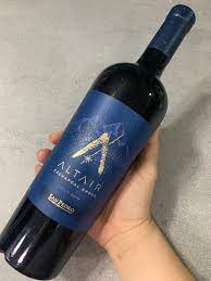 Wine bottle with 'Alfaer' branding on a dark background